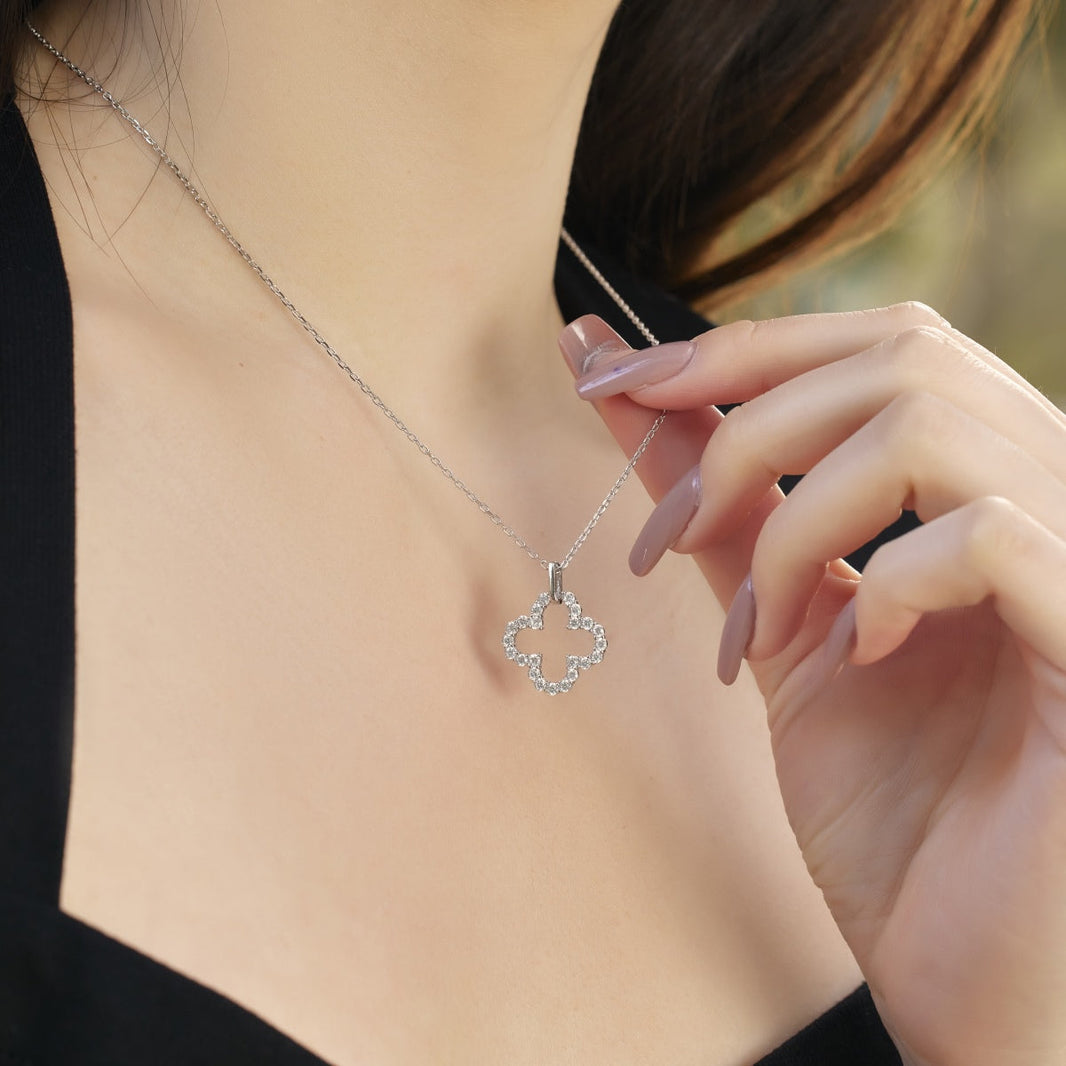 [LUCKY LOVE]Four-Leaf Clover Hollow Design Exquisite Necklace