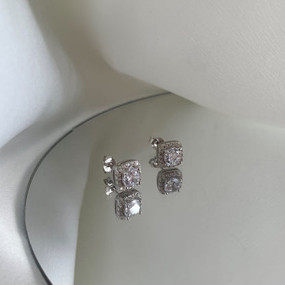 [LUCKY LOVE]Classic Round Center Stone Stud Earrings