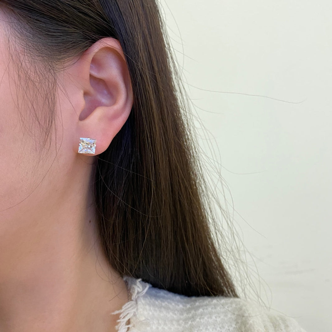 [LUCKY LOVE]Stylish Shiny Square Center Stone Stud Earrings