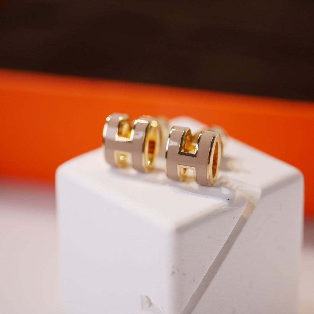 [LUCKY LOVE]MINI POP H GOLD EARRINGS GREY