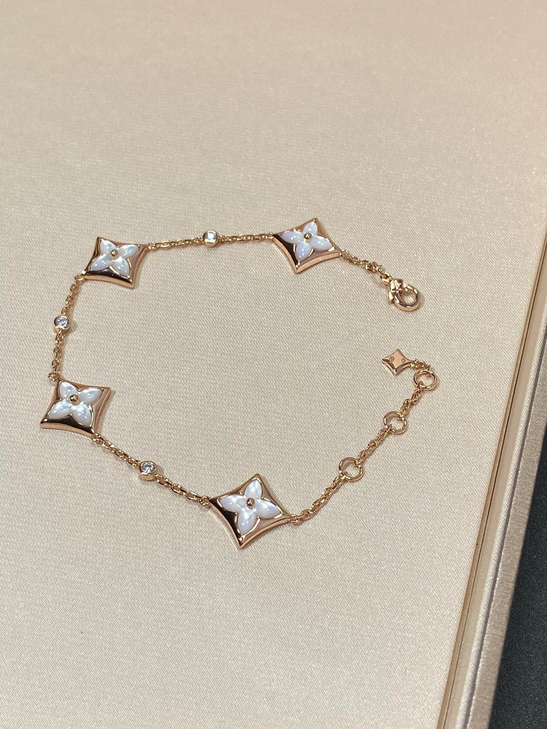 [LUCKY LOVE]STAR 4 MOTIF MOP DIAMOND PINK GOLD BRACELET