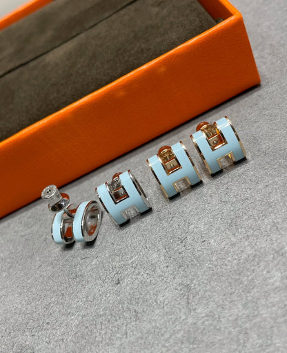 [LUCKY LOVE]POP H SKY BLUE STUD EARRINGS
