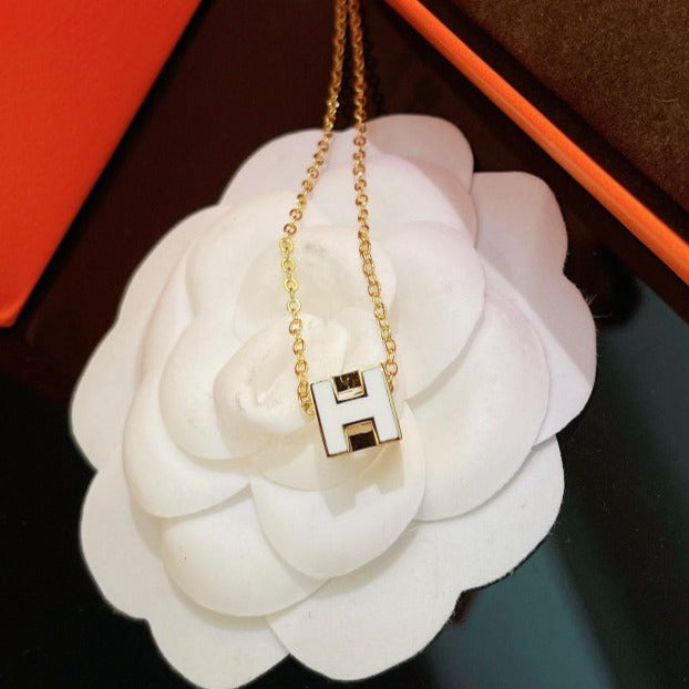[LUCKY LOVE]H WHITE SQUARE GOLD NECKLACE
