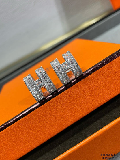 [LUCKY LOVE]H STUD EARRINGS WITH SILVER DIAMONDS