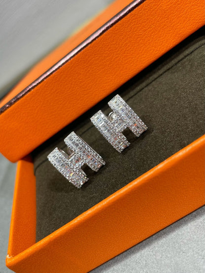 [LUCKY LOVE]H STUD EARRINGS WITH SILVER DIAMONDS
